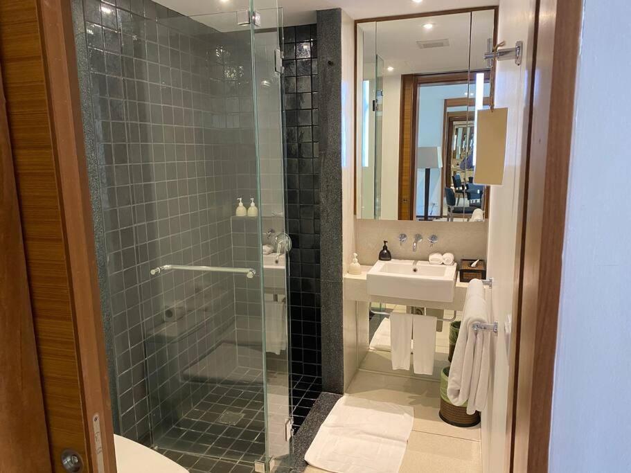 Beachfront 2 Bedroom Luxury Condo Chava Surin Екстериор снимка